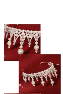 Détail d'une couronne de mariée argentée avec perles et strass sur velours