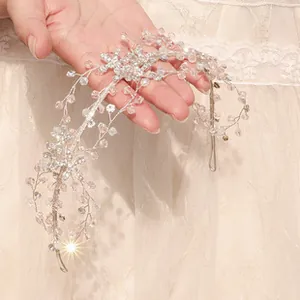 Vista detallada de una diadema de novia con cristales rosas y alambre de plata tejido