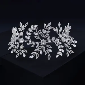 Lussuosa tiara da sposa argentata con design floreale e brillanti zirconi cubici AAA
