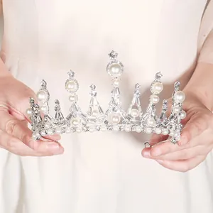 Detalle de corona de novia barroca con diamantes de imitación y perlas en plata