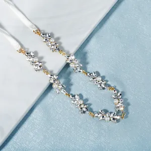 Serre-tête de mariée élégant avec perles, cristaux et ruban blanc sur marbre