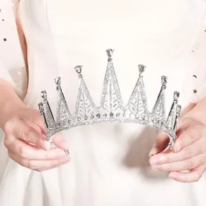 Primer plano de una elegante tiara plateada con diamantes de imitación brillantes
