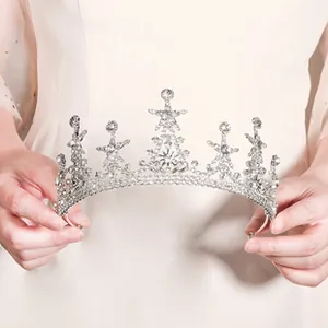 Detalle de tiara de estrellas plateadas con pedrería brillante para fiestas de boda