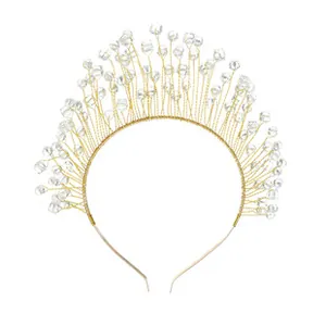 Detalle de diadema de hilo de oro hecha a mano con radiantes cuentas de cristal
