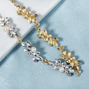 Serre-tête de mariée élégant avec feuilles dorées, cristaux et perles nacrées