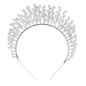 Detalle de diadema nupcial con perlas intrincadas y tejido de alambre de color plateado