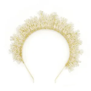 Detalle de diadema dorada con cuentas radiantes para peinados de fiesta elegantes