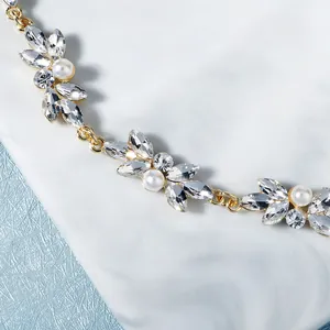 Serre-tête élégant à fleurs en cristal et perles avec rubans sur marbre blanc