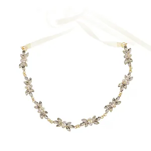 Eleganter Goldbraut Haarreif mit Kristallblumen, weißen Perlen und Seidenbändern