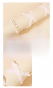 Détail du collier de perles fait main avec ruban de soie dans un ton crème élégant