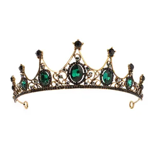 Couronne baroque dorée avec pierres d'émeraude et strass noirs pour mariage chic