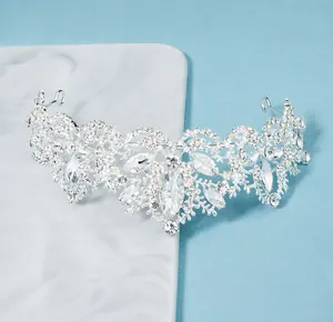 Détails d'une couronne de mariée vintage argentée sertie de cristaux étincelants