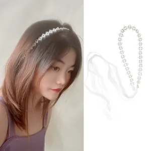 Serre-tête élégant en perles blanches avec rubans en tulle sur mannequin et à plat