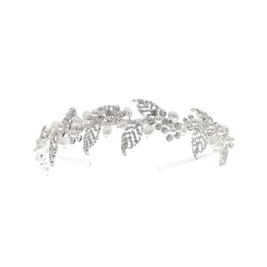 Serre-tête de mariée argenté avec feuilles délicates, strass brillants et perles blanches