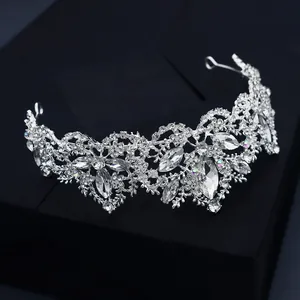 Exquisita tiara de novia plateada con brillantes cristales y patrones florales