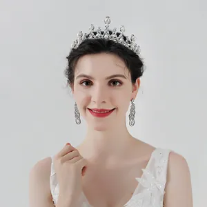Parure de bijoux de mariée élégante avec couronne en strass et boucles en perles