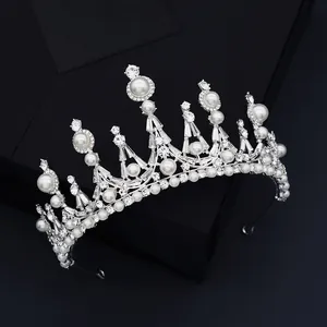 Tiara de mariée élégante avec perles et strass sur fond noir pour mariage