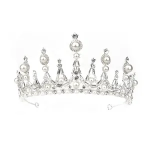 Couronne de mariée argentée élégante avec perles blanches et strass brillants sur blanc
