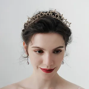 Elegante diadema de corona de estrellas doradas con pedrería en modelo con pendientes
