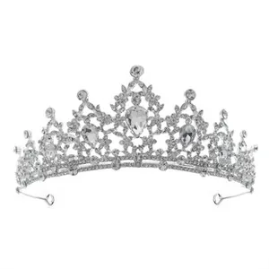 Detalle de corona nupcial plateada con pedrería brillante y cristales en forma de gota