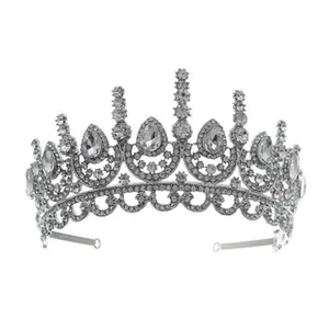 Detalle de corona de novia de lujo con cristales de gota sobre base de aleación de plata
