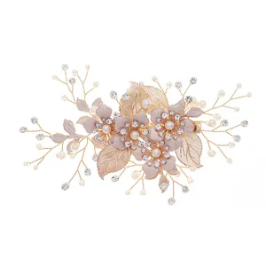 Pinza de pelo para novia en dorado con pétalos rosas, perlas y cristales sobre fondo blanco