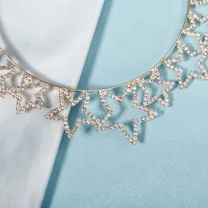 Elegante diadema de metal dorado con estrellas de strass brillantes para peinados de fiesta