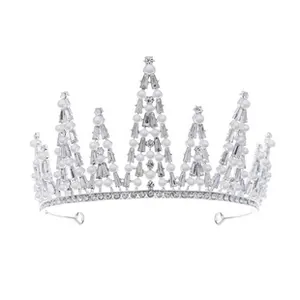 Vista detallada de corona nupcial de plata con perlas y diamantes de imitación de cristal