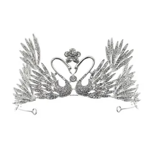 Detalle de corona de corazón de cisne plateada con pavé de cristal y adorno floral