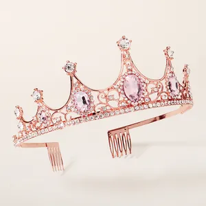 Dettaglio del diadema in oro rosa con gemme rosa ovali e strass bianchi brillanti