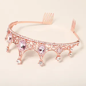 Dettaglio della corona in oro rosa con gemme rosa ovali, strass e pettini per capelli