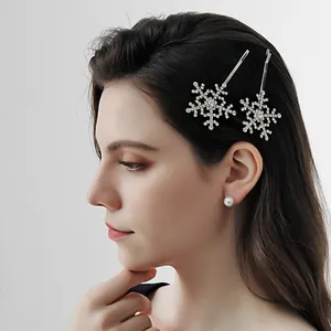 Barrettes à cheveux flocon de neige avec strass blancs et boucle d'oreille perle sur modèle