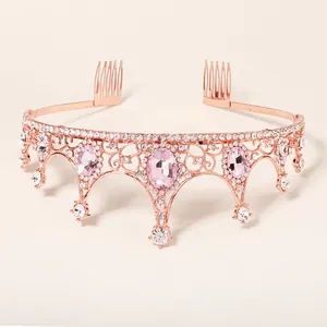 Dettaglio corona barocca oro rosa con cristalli rosa e strass lucenti a forma di goccia
