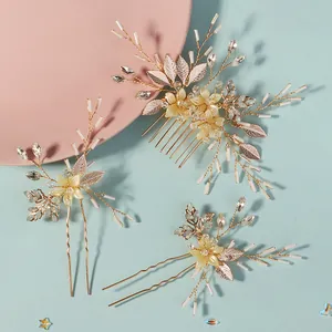 Dettaglio del pettine e forcine per capelli da sposa con fiori, strass e perline