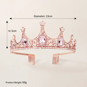 Dettaglio di una corona in oro rosa con gemme rosa ovali e pettini per il fissaggio ai capelli