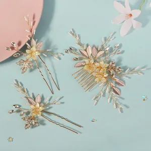 Dettaglio di accessori per capelli da sposa con fiori dorati, strass e foglie in metallo