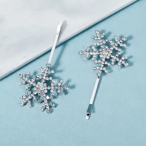 Elegantes pinzas para el cabello con copos de nieve plateados y brillantes diamantes