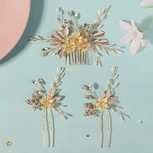 Dettaglio del set pettine per capelli con fiori e forcine a U con foglie dorate e strass