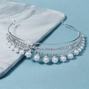 Diadema nupcial de varias capas con perlas y pedrería sobre fondo de mármol fino