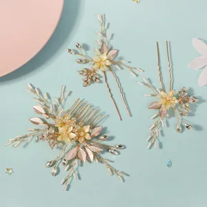 Set da sposa di tre pezzi con pettine per capelli floreale, strass e perle raffinate