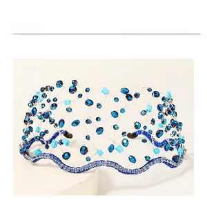 Dettaglio del cerchietto in rete con perle di cristallo blu per accessori da sposa