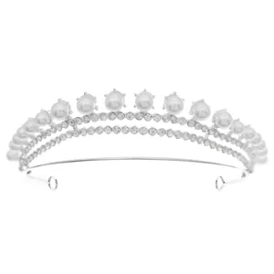 Elegante diadema de corona plateada con capas de diamantes y perlas blancas en fondo blanco