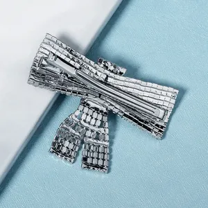 Pasador de pelo con lazo de diamantes de imitación y pinza de metal plateado en fondo azul