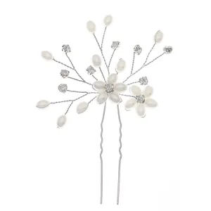 Épingle à cheveux de mariée élégante avec perles et strass sur fond blanc épuré