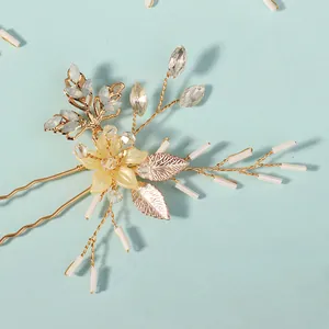 Squisita forcina da sposa dorata con strass floreali e delicati accenti di perline