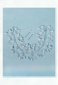 Détail d'un serre-tête de mariée fait main avec perles et fleurs en cristal
