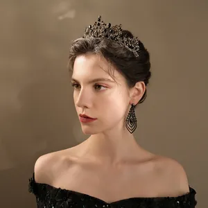 Barockes Set aus schwarzer Strasskrone und Tropfenohrringen für den Hochzeitslook der Braut