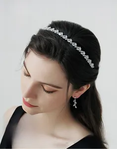 Dettaglio del cerchietto foglia d'argento con zirconi e perle su una modella