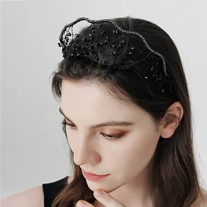 Cerchietto gotico nero intrecciato a mano con perle e strass indossato da una modella