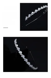 Dettaglio di un cerchietto fatto a mano con strass marquise e perle bianche dal design a foglia